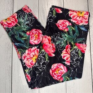 Vibrant Watercolor Peony Capri Leggings - Black and Pink